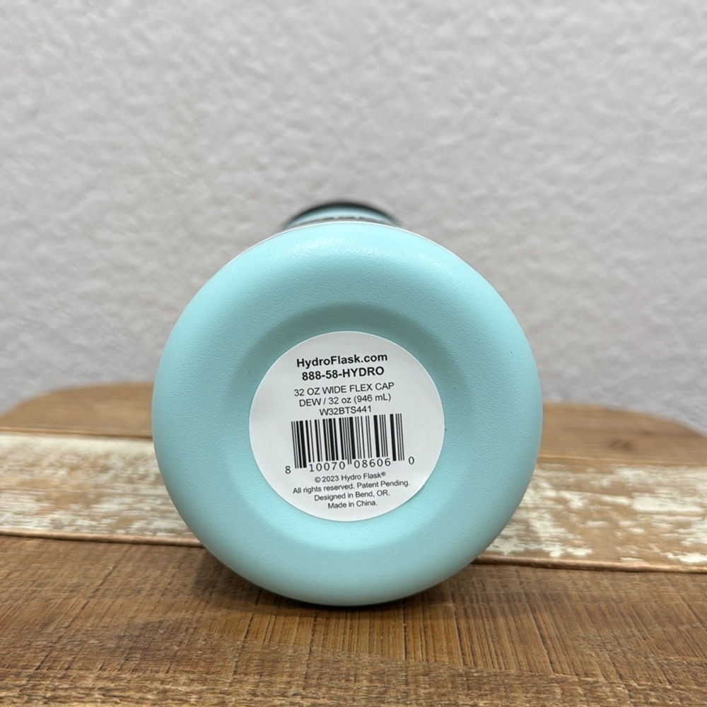 Hydro Flask 32 oz Wide Mouth Water Bottle in Dew - Picture 4 of 4